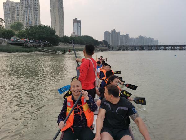 我校師生參加浮橋扒龍舟活動.jpg